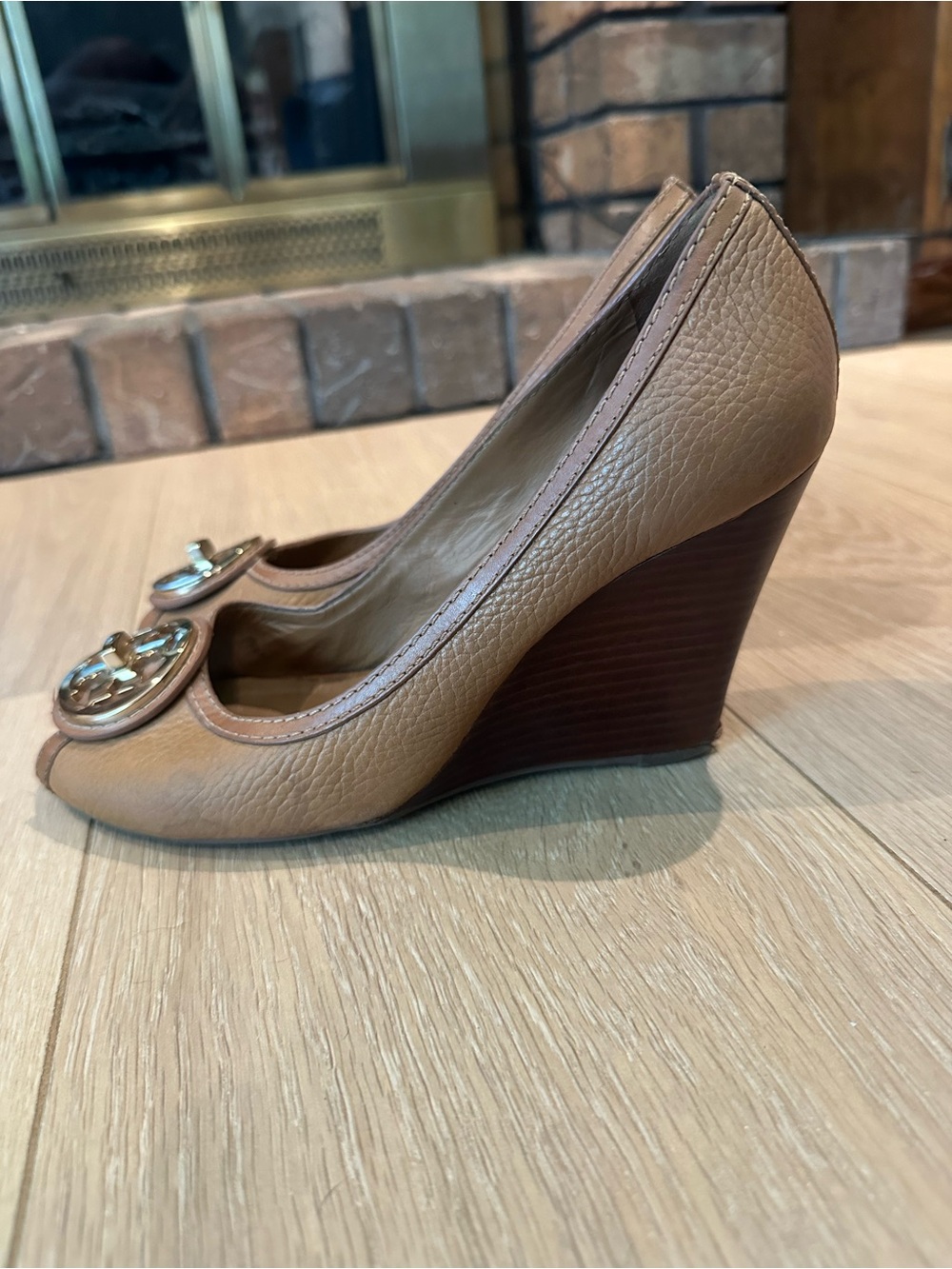 Tory Burch Selma Leather Peep Toe Wedge Pumps Tan Gold Logo Medallion Size 8